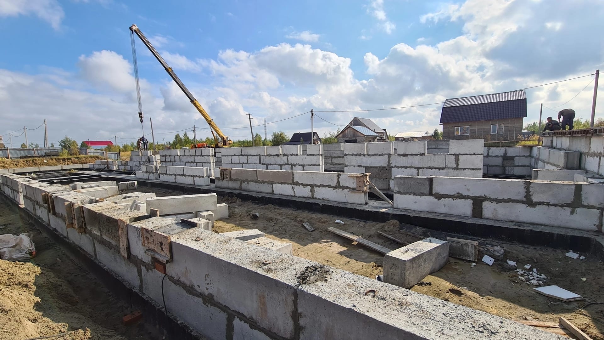 В Приобье продолжается строительство новой школы | 07.09.2022 | Октябрьское  - БезФормата