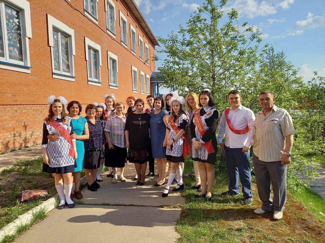 Для выпускников Октябрьского района прозвучал последний звонок | 24.05.2021  | Октябрьское - БезФормата