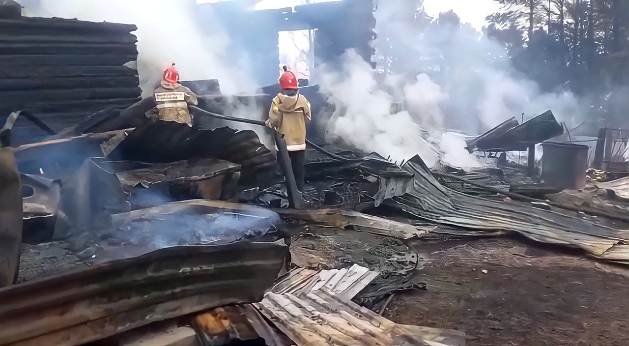 В Малом Атлыме возгорание сухой травы привело к повреждению жилого дома |  16.05.2021 | Октябрьское - БезФормата