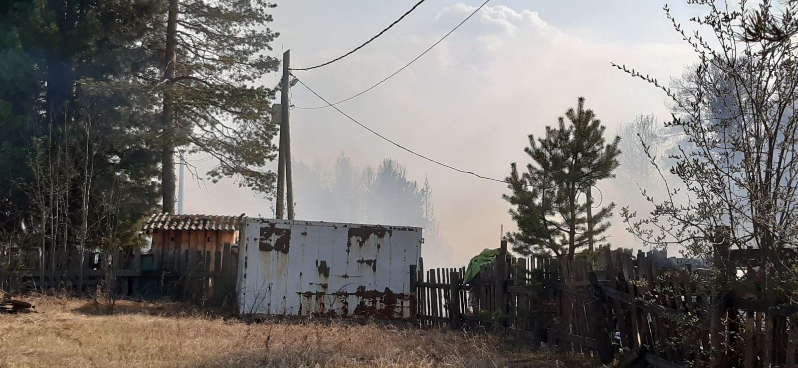 В Малом Атлыме возгорание сухой травы привело к повреждению жилого дома |  16.05.2021 | Октябрьское - БезФормата