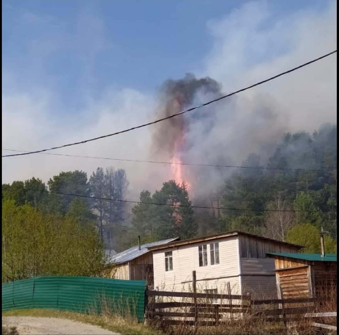 В Малом Атлыме возгорание сухой травы привело к повреждению жилого дома