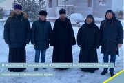 Глава Октябрьского района Сергей Заплатин в Унъюгане с епископом Югорским и Няганским Фотием посетили строящийся храм