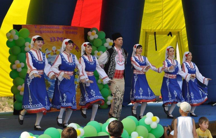 Национальная культура молодежь на фестивалях. Дружба наций Узбекистана картинки для детей. Дружбой народов сильны