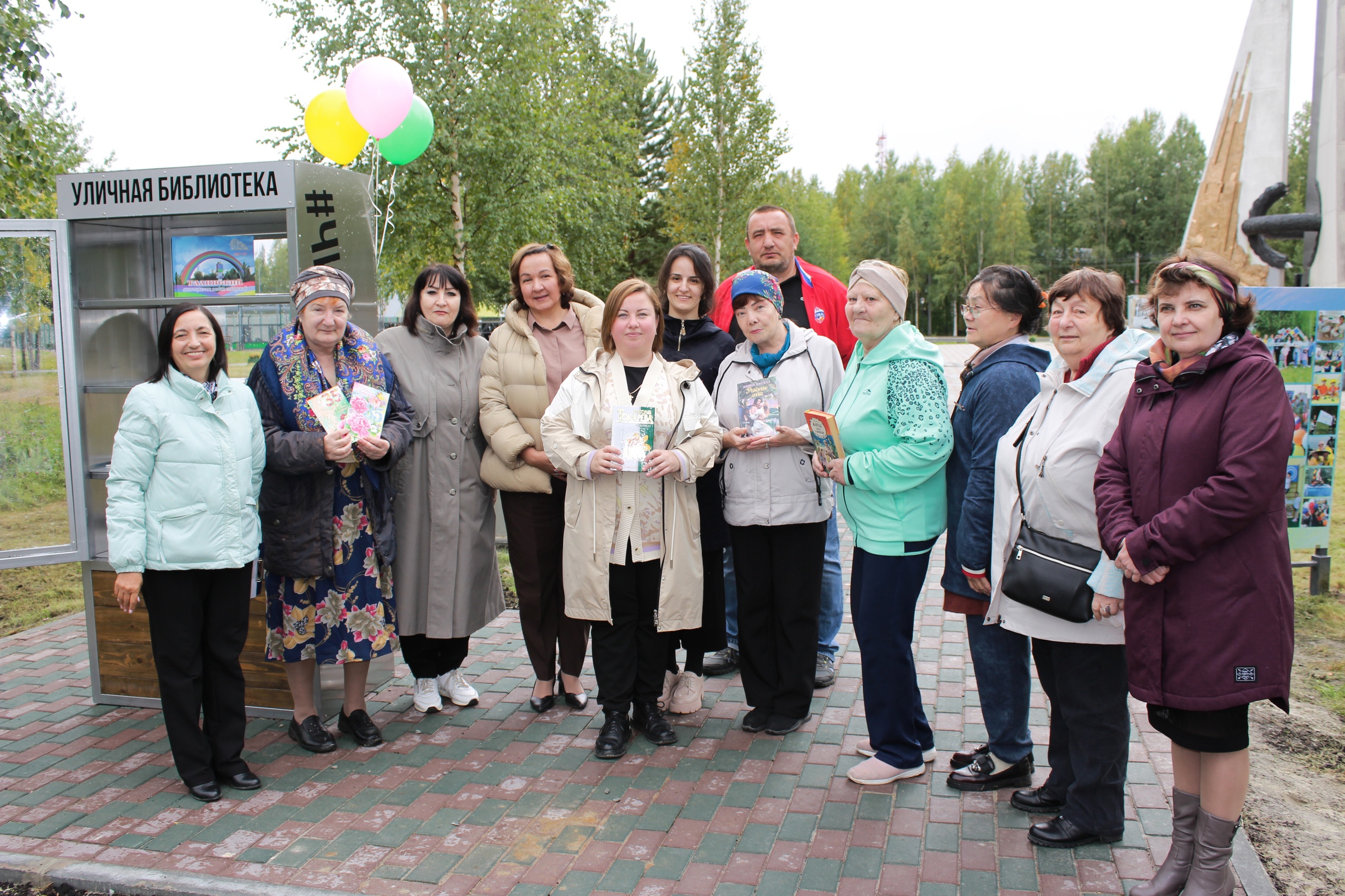 В Талинке в новом сквере «Защитникам Отечества» открылась уличная библиотека