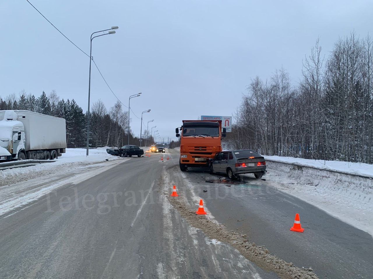 В Сургуте произошло столкновение трёх автомобилей