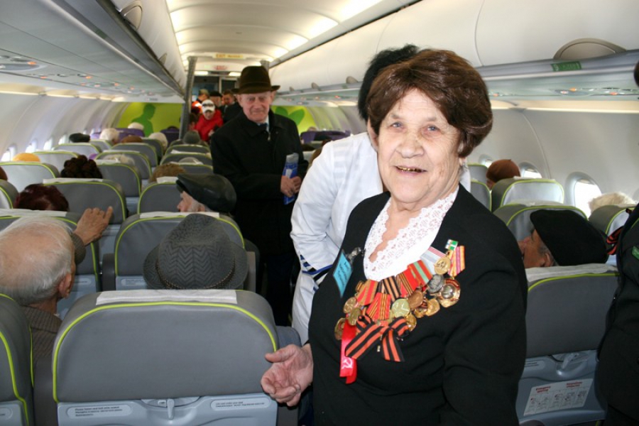 Аэрофлот пенсионерам 2024. Бабушка в самолете. Пенсионеры в самолете. Ветераны Аэрофлота. Ветеран войны в самолете.