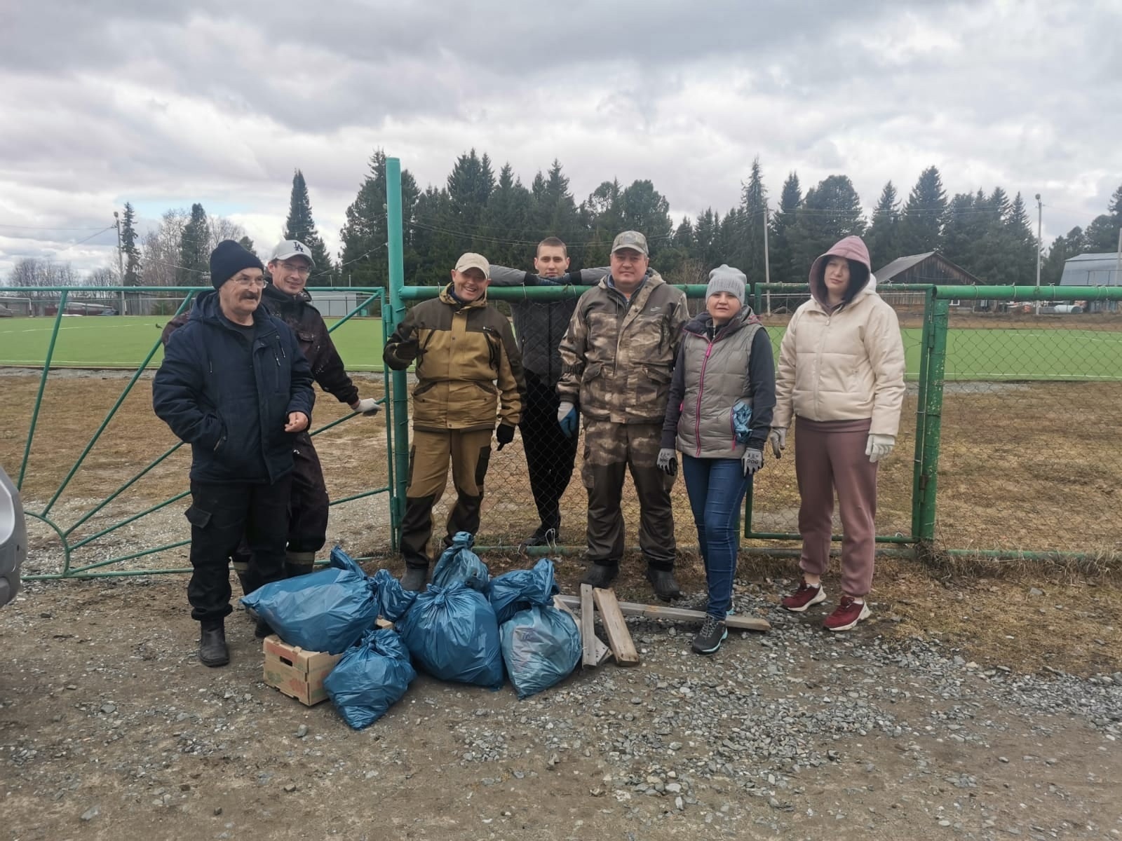 Погода радует теплыми денечками, и жители Октябрьского района активно  наводят чистоту в своих поселках