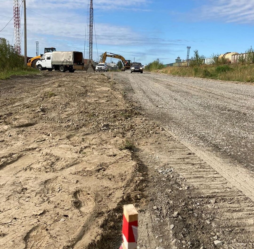 В Приобье ХМАО-Югры ведется долгожданный ремонт дороги на пассажирский  причал