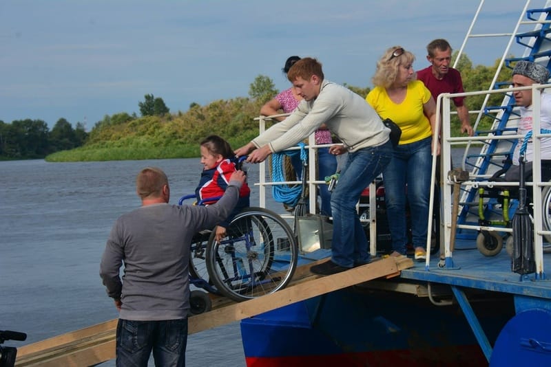Московская организация инвалидов. Инвалиды на водном транспорте. Теплоход для инвалидов колясочников. Транспорт оборудованный для инвалидов. Судно для инвалидов.