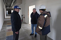 Глава Октябрьского района проинспектировал ход строительства Приобской школы