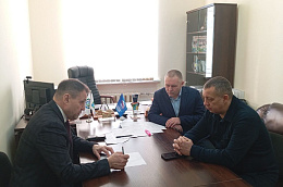 Сегодня утром глава Октябрьского района Сергей Владимирович Заплатин провел рабочее совещание с главой городского поселения Андра Александром Алексеевичем Козырчиковым