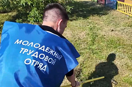 Трудовой отряд старшеклассников Сергино вышел на уборку и озеленение пришкольного двора