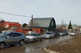 Глава Октябрьского района Анна Куташова совместно с главой городского поселения Октябрьское Владиславом Сенченковым обсудили решение вопросов по обустройству парковки возле нового детского сада в районном центре