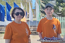Волонтеры из Карымкар в канун празднования Дня России дарят землякам «Российский триколор»