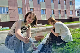 Трудовые отряды на страже благоустройства: летняя кампания Октябрьского района в самом разгаре