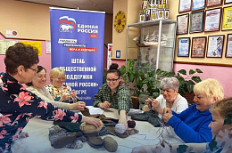 «Тепло из дома»: рукодельницы из Шеркал вяжут для наших защитников теплые вещи