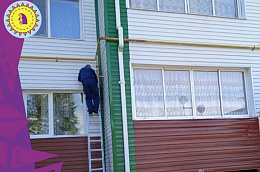 В городском поселении Октябрьское начались работы по окраске газовых труб на фасадах домов
