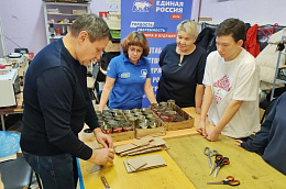 "Декада добрых дел": партийцы Октябрьского района провели мастер-класс по изготовлению окопных свечей для школьников