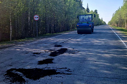 Обслуживающая организация, ГК "Северавтодор", приступила к ямочному ремонту на участке дороги Промбаза - Октябрьское