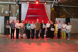 Сегодня в районный центр съехались лучшие выпускники Октябрьского района, чтобы стать частью одного из самых радостных событий в жизни — уже ставшего традиционным районного выпускного бала «Алые Паруса»