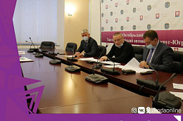 В минувшую пятницу глава Октябрьского района Сергей Заплатин принял участие в заседании рабочей группы по вопросу перевода системы отопления на электрическое в зданиях образовательных организаций района