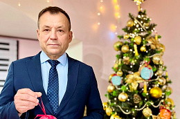Глава Октябрьского района Сергей Заплатин снова окунулся в сказочную атмосферу Нового года и стал частью большого чуда - акции «Ёлка желаний»