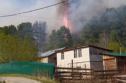В Малом Атлыме возгорание сухой травы привело к повреждению жилого дома