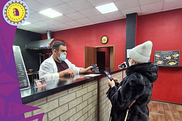 В Октябрьском районе продолжает действовать режим QR-кодов