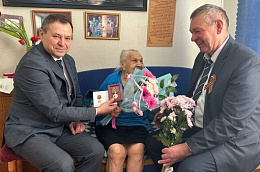 Глава Октябрьского района Сергей Заплатин вручил юбилейные медали "80 лет Победы в Великой Отечественной войне" от имени Президента Российской Федерации Владимира Владимировича Путина жительницам Унъюгана -  Клавдии Григорьевне Коноваловой и Зое Дмитриевн
