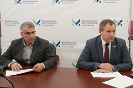 Глава Октябрьского района Сергей Владимирович Заплатин провел прямой эфир на тему "Строительство и ремонт дорог в городских и сельских поселениях Октябрьского района"