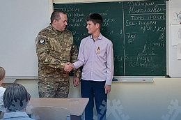 Действующий участник СВО вручил землякам медали за оказанную фронту помощь