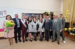 В Октябрьском районе прозвенели последние звонки для 585 выпускников