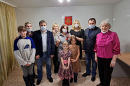 Глава Октябрьского района Сергей Заплатин принял участие в торжественной церемонии награждения жительницы сельского поселения Карымкары почетной медалью