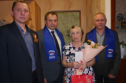 В преддверии Дня Победы глава Октябрьского района Сергей Владимирович Заплатин поздравил детей Великой Отечественной войны из Андры