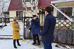 Вопросы отведения талых вод и благоустройства населенного пункта обсудили в ходе рабочего визита главы района Анны Куташовой