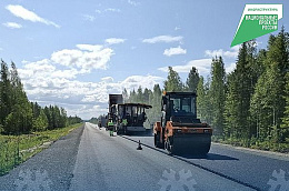 На участке дороги Нягань – Приобье продолжается укладка асфальтобетонной смеси 