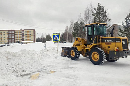 В поселках Октябрьского района продолжается борьба со снегом