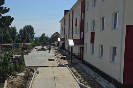 Глава Октябрьского района Сергей Заплатин продолжает следить за ходом строительства 36-квартирного дома по ул. Комсомольской в пгт. Октябрьское