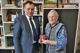 Глава Октябрьского района Сергей Заплатин вручил юбилейную медаль "80 лет Победы в Великой Отечественной войне" труженице тыла Панкратовой Лидии Михайловне