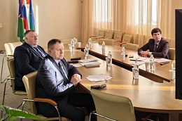 Глава Октябрьского района Сергей Заплатин провел рабочую встречу с представителями крупнейших дорожных компаний — АО "ГК "Северавтодор", ООО СК "ЮВиС" и ООО "МСК "Сибарго", которые занимаются содержанием и ремонтом дорог на территории Октябрьского района