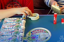 Ученики Большелеушинской школы наладили производство зимних браслетов выживания