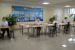 В Октябрьском районе открылись счетные участки для очного этапа предварительного голосования