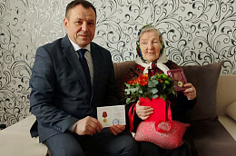 Глава Октябрьского района Сергей Владимирович Заплатин продолжает приятную миссию - вручение юбилейной медали "80 лет Победы в Великой Отечественной войне" от имени Президента Российской Федерации Владимира Владимировича Путина