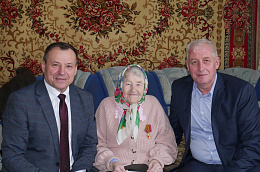 От имени Президента Российской Федерации Владимира Владимировича Путина юбилейной медалью "80 лет Победы в Великой Отечественной войне" награждена жительница районного центра, труженица тыла, Раиса Степановна Якунина