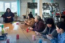 Активисты из Талинки плетут мочалки для бойцов