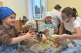 Ярмарка добра: жители Перегребного собрали более 400 тысяч рублей на лечение мальчика Платона