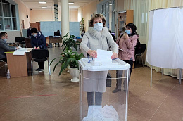 Сегодня глава Октябрьского района Анна Куташова приняла участие в Больших выборах и лично проконтролировала прозрачность и чистоту всех избирательных процедур