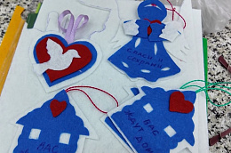 Унъюганские волонтеры собирают новогодние посылки для бойцов СВО