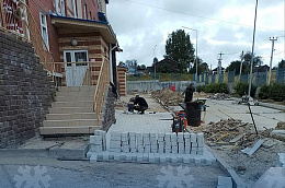 В Карымкарской школе обновляют тротуарную плитку