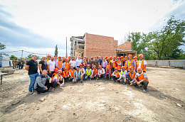 Губернатор Югры поздравил с профессиональным праздником строителей, восстанавливающих объекты в Авдеевке